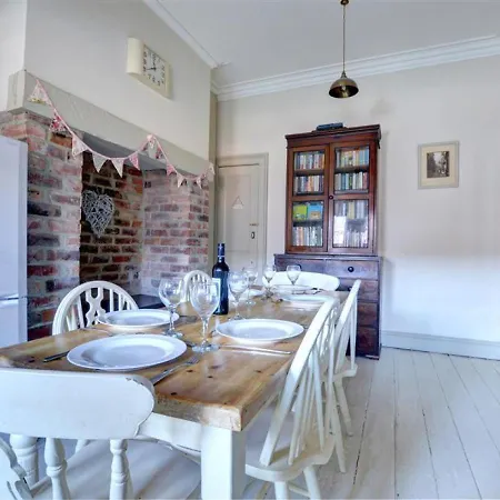 2 West Terrace * וויטבי